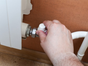 fixing of thermostat of home heat radiator